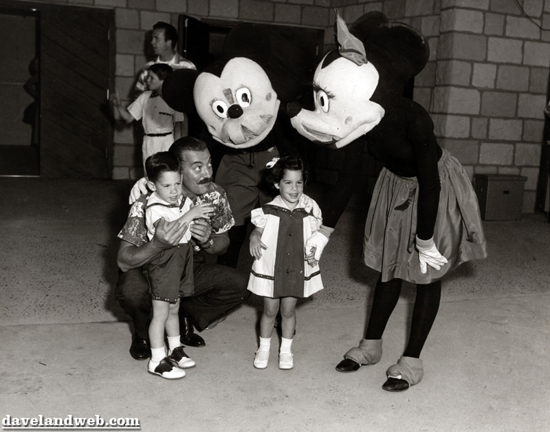 Illustration for article titled Vintage Disneyland character costumes were the fabric of nightmares